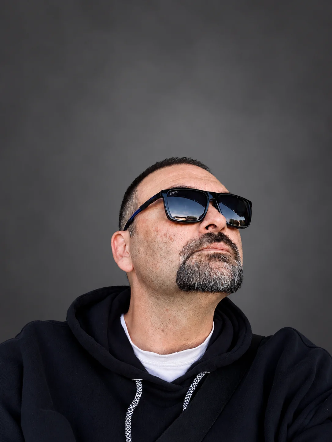 Retrato de José Manuel Domingo con gafas de sol